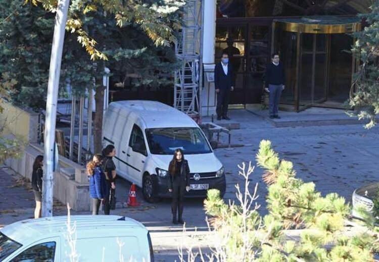 <p>Bazı sürücüler de kornaya basarak sirenlere eşlik etti. Saygı duruşu sırasında duygulanan vatandaşlar oldu.</p>
