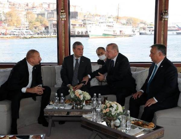 <p>Cumhurbaşkanı Recep Tayyip Erdoğan ve konsey üyesi ülkelerin liderleri, Türk Konseyi 8. Zirvesi'nin düzenleneceği Demokrasi ve Özgürlükler Adası'na tekneyle hareket etti.</p>
