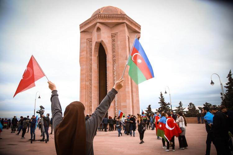 <p>Azerbaycanlılar, Ermenistan'ın Dağlık Karabağ'daki işgalini sonlandıran bildirinin imzalanmasını meydanlarda kutlamıştı. Bazı vatandaşlar Bakü'deki Türk Şehitliği'ni ziyaret etmişti. Bazı vatandaşlar da 20 Ocak Şehitlerinin defnedildiği Şehitler Hıyabanı'na akın etmişti. (Arşiv)</p>
