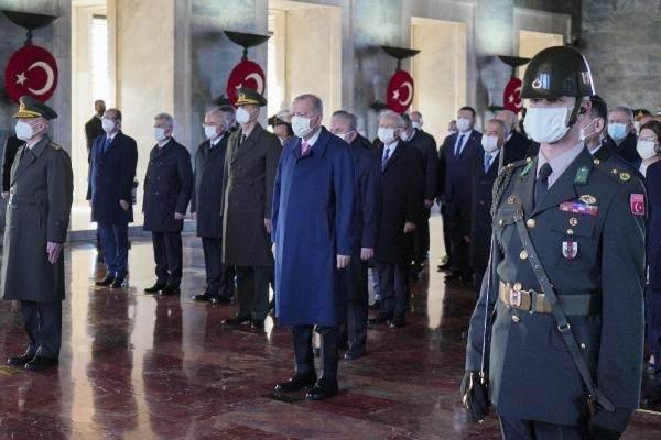 <p>Saatin 9'u 5 geçmesiyle de Türkiye'de hayat durdu. Sokakta, evinde, iş yerinde olan herkes, Ata'ya saygısını gösterdi.</p>
