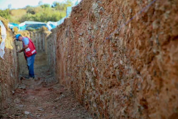 <p>İzmir'in zemin yapısı, geçmiş deprem ve tsunamilerin izleri ve fayların deprem üretme potansiyellerinin değerlendirileceği proje kapsamında geçen ay kolları sıvayan ekip, karadaki fay hatlarında hendek açıp depremlerin izlerini araştırıyor. Ekip, İzmir Körfezi tabanından da karot alıyor.</p>
