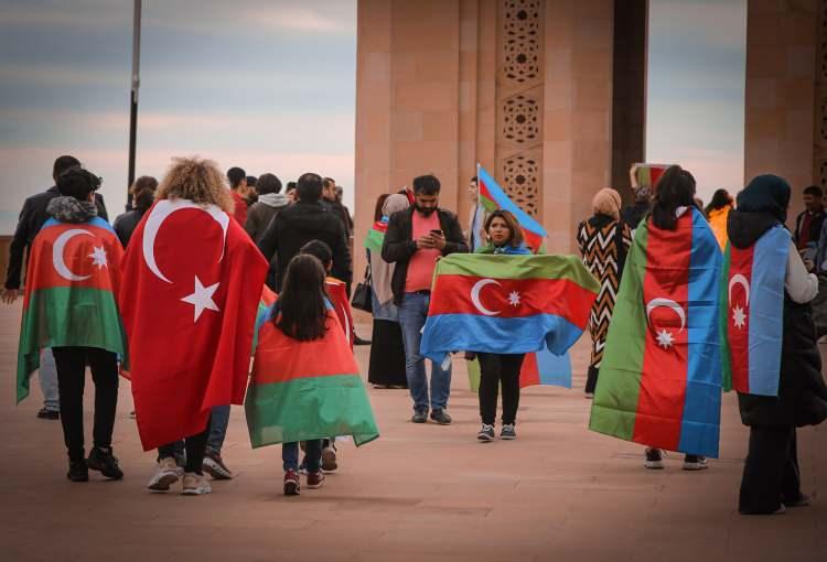 <p>Azerbaycanlılar, Ermenistan'ın Dağlık Karabağ'daki işgalini sonlandıran bildirinin imzalanmasını meydanlarda kutlamıştı. Bazı vatandaşlar Bakü'deki Türk Şehitliği'ni ziyaret etmişti. Bazı vatandaşlar da 20 Ocak Şehitlerinin defnedildiği Şehitler Hıyabanı'na akın etmişti. (Arşiv)</p>
