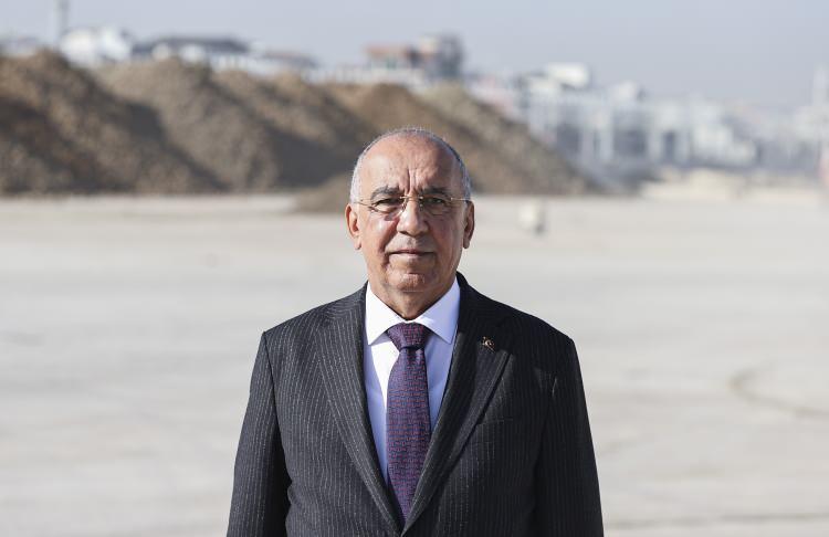 <p>"Şeker pancarımızın geleceğini güvende tutma mecburiyetimiz var"</p>
<p>Şeker-İş Sendikası Genel Başkanı İsa Gök, AA muhabirine, "Bu vatan çocuklarımız ve torunlarımız için cennet yapılmaya layıktır." diyen Gazi Mustafa Kemal Atatürk'ü vefatının 83. senei devriyesinde rahmet ve minnetle andığını ifade etti. Sendika olarak, Atatürk'ün silüetini "Bu mukaddes toprakların milli serveti" olan şeker pancarıyla oluşturarak bir ilki gerçekleştirdiklerini belirten Gök, "Bizler bir avuç toprak için canını hiçe sayan, bu topraklarda yetişen ürünün her bir zerresinin kıymetini bilen bir ecdadın evlatlarıyız. O alın teriyle beslenen, yetişen bir nesiliz. Doğal ve yerli şeker pancarımızı koruma, üretme, destekleme, pancar şekerini markalaştırma ve onun geleceğini güvende tutma mecburiyetimiz var. Bu, aynı zamanda sağlıklı nesiller yetiştirme sorumluluğumuzun da gereğidir." diye konuştu.</p>