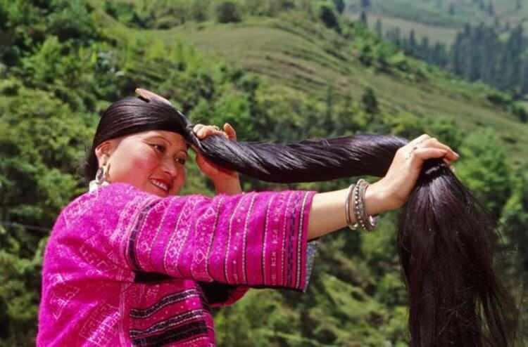 <p>Saç boyunun uzunluğu yaklaşık 1.7 metre civarında olan uzun saçlı kadınlar, ülkeye gezi amaçlı gelen turistlerin de ilgisini çekeiyor.</p>

<p> </p>
