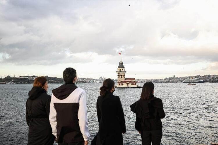 <p>Türkiye Cumhuriyeti'nin kurucusu Mustafa Kemal Atatürk, ebediyete intikalinin 83'ncü yılında saygıyla anıldı. Tüm Türkiye'de saat 09.05'te vatandaşlar saygı duruşunda bulundu.</p>
