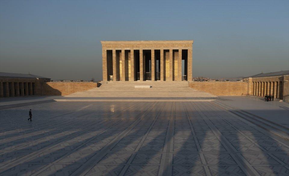 <p>Anıtkabir'de simetrik olarak yerleştirilen on kule, yapı bakımından aynı özellikleri barındırıyor. Üzeri piramit şeklinde çatılarla örtülü kulelerde Türk çadırlarında görülen tunç mızrak ucu bulunuyor. Tavanlarında Türk kilim desenlerinden alınan geometrik süslemeler, iç duvarlarında kulenin adıyla ilgili bir kompozisyon ve Atatürk'ün sözleri bulunuyor.</p>

<p> </p>
