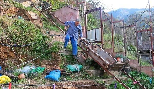 <p> Burada ev yapacakken ayak basacak kadar düz yer yoktu. Bu makine olmasaydı bunları yapmak mümkün değildi. Misafirlerimiz oluyor; hanıma diyorum ‘al kumandayı sen in, al gel’. Böyle olunca itimat oluyor. Çok heyecan verici olduğunu söylüyorlar” diye konuştu.</p>