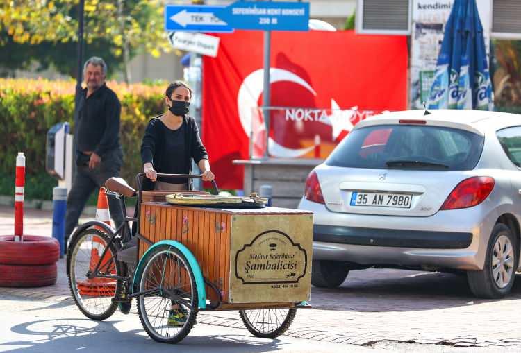 <p>Boş zamanlarında dedesi ile tatlı yapmaya ve satmaya devam eden Sevi, 8 yıl önce Artvin Çoruh Üniversitesi Orman Fakültesi Orman Bölümünden mezun oldu.</p>
