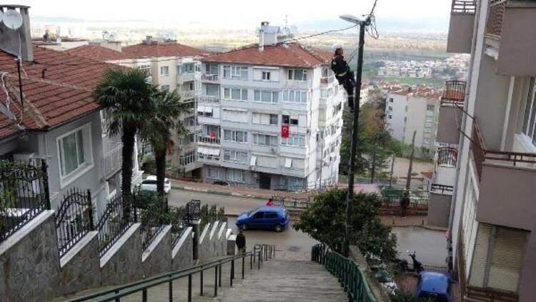 <p>Saat 09.05’te sirenler çalarken, yolda yürüyenler ile araçlarından inen sürücüler, saygı duruşuna geçti. Uludağ Elektrik Dağıtım A.Ş.'de (UEDAŞ) görevli işçi ise Osmangazi ilçesi Çekirge Meydanı'ndaki aydınlatma direğinde çalışırken, saat 09.05'te emniyet kemerine bağlı haldeyken saygı duruşunda bulundu.</p>
