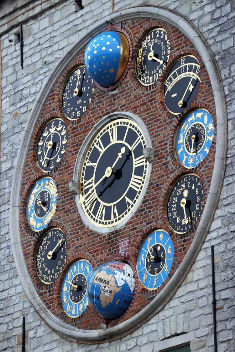 <p>Belçika’nın Lier şehrinde 1920’de gökbilimci saat ustası Louis Zimmer tarafından kurulan ve Cornelius Kulesi olarak bilinen 14. yüzyıldan kalma saat kulesi, tüm kıtalarda zamanı, ayın evrelerini, gelgit zamanlarını ve diğer birçok periyodik fenomeni gösterebiliyor.</p>
