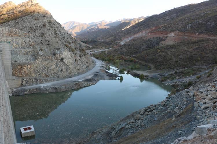 <p>Şırnak güzergahının, Kuzey Irak sınırı sıfır noktasında Devlet Su İşleri tarafından yaptırılan ve PKK’lıların Türkiye’ye sızmalarını önlemede büyük ölçüde etkili olacak 11 barajdan biri olan Musa Tepe Barajının hem sınır hattında PKK'ya karşı sızmaları önlemesi hem de ülke ekonomisine katkı sağlamasının hedeflendiği belirtildi.</p>
