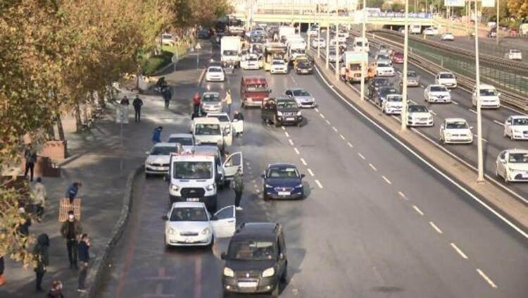 <p>Bahçelievler, Beylikdüzü ve Esenyurt’ta sürücüler saat 09.05’i gösterdiğinde saygı duruşu için araçlarını durdurdu. 1 dakikalık saygı duruşunun ardından trafik normale döndü.</p>

