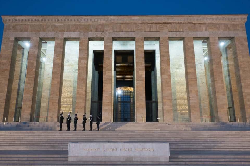<p>Komisyon yerli ve yabancı mimarlara Anıtkabir'in nerede yapılması gerektiğine yönelik sorular sordu, incelemelerde bulundu. Çalışmalar sırasında Anıtkabir için Ankara Kalesi, Gençlik Parkı, Çankaya, Gazi Orman Çiftliği'nin isimleri ön plana çıktı. Daha sonra yapılan çalışmaların sonucunda şimdiki adı Anıttepe olan, Rasattepe'ye yapılması fikri kabul edildi.</p>

<p> </p>
