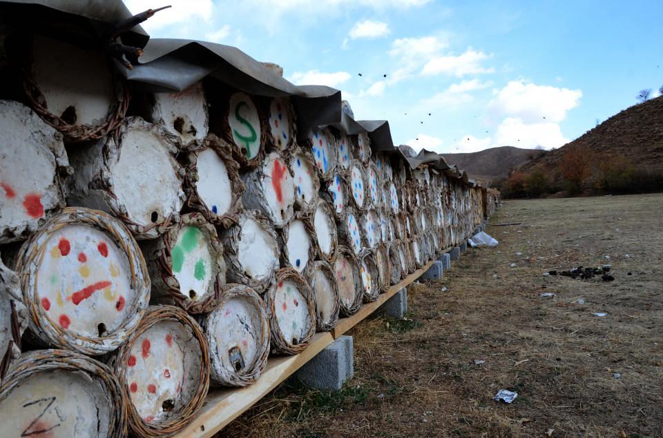 <p>Sonbaharda balı hasat edip yayladan indirdikleri kovanları, temizledikten sonra karın az yağdığı bölgelerde beklettiklerini belirten Gülmak, şu ifadeleri kullandı:</p>
<p>"İlkbaharda geven ve kekiğin bol olduğu yaylalara kovanları çıkartıyoruz. Arıcılık uğraş isteyen zor bir meslek ama sürekli yaylaları gezdiğimiz için zorluğunu unutuyoruz. Balımız sadece dağlarda oluyor. </p>