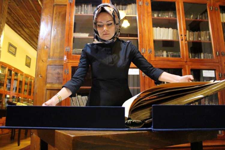 <p>Daha sonra kütüphanemizde yer alıyor, çeşitli tadilatlardan geçiriliyor. Şuanda da hala kütüphanemizde mevcut ve korunmaktadır. Kütüphanemiz aynı zamanda misafirlerimize müze amacıyla da hizmet verdiği için gelen misafirlerimiz bizim gözetimimizin altında ziyaret etmelerini ya da bakmalarında herhangi bir sakıncalı bir durum yok bizde yardımcı oluyoruz" dedi.</p>

