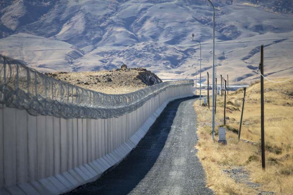 <p>Türkiye-İran sınırının Ağrı-Iğdır bölümünde yapımı tamamlanan 145 kilometrelik beton güvenlik duvarı, teröristler başta olmak üzere düzensiz göçmenler ve kaçakçıların yurda girişlerini önlüyor.</p>

<p> </p>
