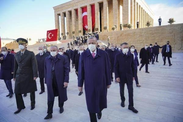 <p>"Bizlere emanet ettiğiniz cumhuriyetimizi büyütmeye, kalkındırmaya devam ediyoruz. Eğitim, sağlık, sanayi başta olmak üzere elde ettiğimiz başarılarla 2023 hedeflerimize kararlılıkla devam ediyoruz. Ruhun şad olsun."</p>
