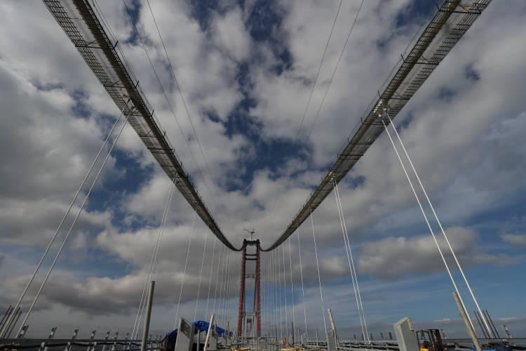 <p>ÇİMTAŞ firması tarafından Bursa'nın Gemlik ve Kocaeli'nin Gölcük ilçelerindeki fabrikalarda üretilen yaklaşık 700 ton ağırlığında, 45 metre genişliğinde ve 48 metre uzunluğundaki tabliye blokları belirlenen noktalara sırayla yerleştirildi.</p>