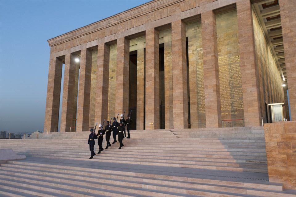 <p>Atatürk'ün mozolesine ise 42 basamaklı merdivenlerden çıkarak ulaşılıyor. Merdivenlerin ortasında Hitabet Kürsüsü bulunurken mozolenin girişinde Şeref Holü yer alıyor. Holün zemini Adana ve Hatay'dan, duvarlar ise Afyon ve Bilecik'ten getirilen mermerlerle kaplı. 27 kirişten oluşan tavanda ise halı ve kilim desenlerinden oluşan altın yaldızlı mozaik süsler dikkati çekiyor. Holün sonunda Atatürk'ün sembolik lahdi bulunuyor. Buradaki lahit taşı 40 ton ağırlığında Osmaniye'den getirilen tek parça mermerden oluşuyor.</p>
<p> </p>