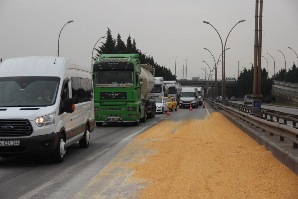 <p>Bu ikinci olay, geçen hafta da aynı yerde toprak yüklü bir kamyonun kapağı patlamış. Daha önce de söylediğimiz halde polislerimiz bizimle tartışıyor" dedi.</p>
