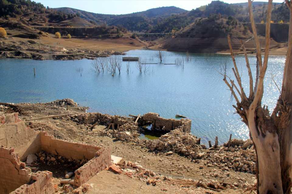 <p>Baraj tam doluluğa ulaştığında 1 metrelik kısmı su yüzeyinde kalan minarenin şu an ise yaklaşık 15 metrelik kısmı su yüzeyinde görülüyor.</p>

<p> </p>
