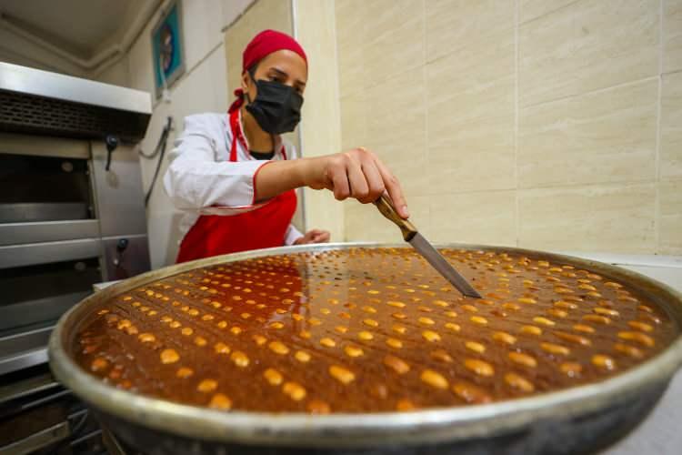 <p>Seferihisar'da "Tatlıcı Sevi Usta" diye anılan Şenüstek, AA muhabirine, üniversiteyi bitirdikten sonra hayali olan şambali üretmeye karar verdiğini söyledi.</p>
