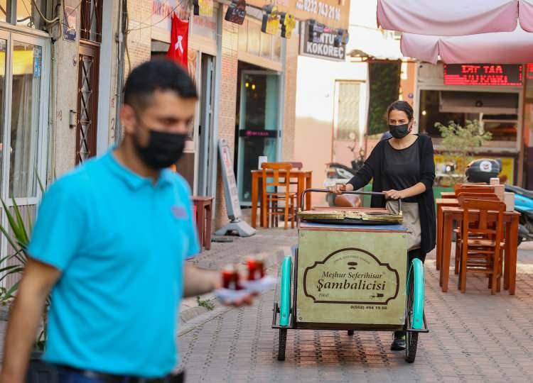 <p>Eğer bu kadar aranan bir tatlıysa bizim bunu devam ettirmemiz lazım. Sonrasında dedemi gördüm ve koşarak yanına gittim. 'Ben bu tatlıyı öğrenmek istiyorum' dedim. Ertesi gün öğlen saatinde dedemin yanında önlüğü giyip hazır bulundum. İlk gün sadece izledim. İkinci gün fıstık dizdim, üçüncü gün fırına götürdüm. Yaklaşık 8 ay sonra ise dedemin izniyle hamura dokundum ve hamur yaptım."</p>
