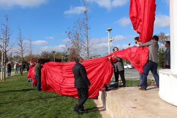 <p>Karaismailoğlu, ay-yıldızlı bayrağın, 18 Mart 2022'de hizmete açılacak Çanakkale Köprüsü'nde, yerli ve milli haberleşme uydusu Türksat 6A ile "uzay vatanı"nda, yerli ve milli teknolojiyle geçecekleri 5G ile "siber vatan"da, Kanal İstanbul'da ve benzeri birçok projede dalgalanacağını bildirdi.</p>