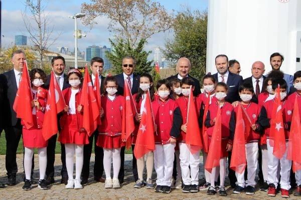 <p>Düne kadar ülkenin güvenliği için kullanılan savunma unsurlarında dahi dışarıya bağımlı olduklarını ifade eden Karaismailoğlu, bu tablonun AK parti iktidarıyla değiştiğini, artık yerli ve milli üretim kabiliyetini her alanda kullanan, kimseden izin almayan, dünyanın en büyük 10 ekonomisi arasına girmek için dev yatırımlarını hayata geçiren bir Türkiye bulunduğunu söyledi.</p>