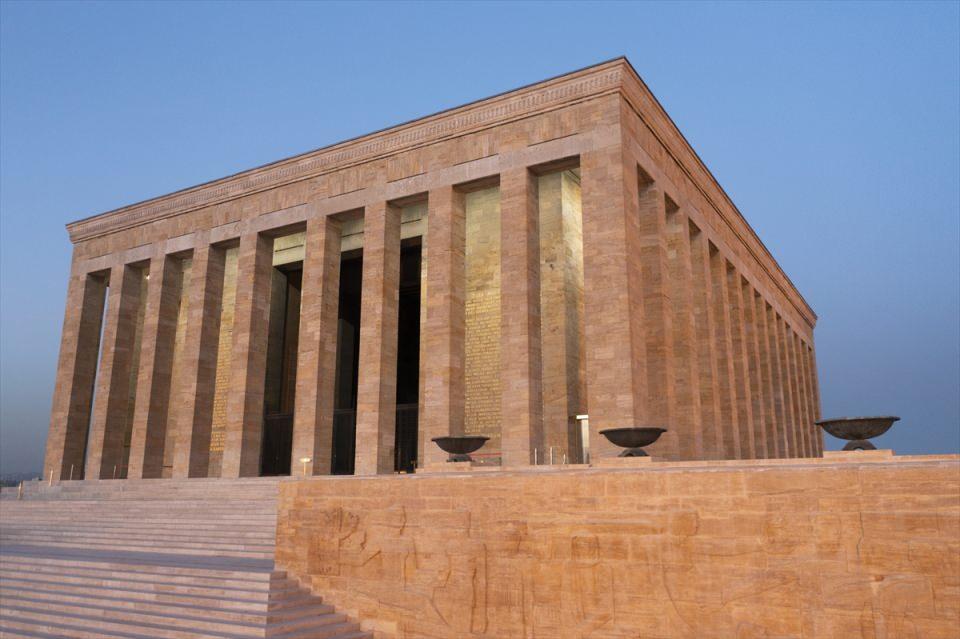 <p>Dört ana bölümden oluşan müzenin ilk bölümünde Atatürk'ün kullandığı ve yabancı devlet adamlarınca hediye edilen eşyalar, ikinci bölümünde Çanakkale, Sakarya muharebeleri ile Büyük Taarruz'un anlatıldığı panoramalar ve galeriler yer alıyor. Müzenin son bölümünde ise Atatürk'ün kitaplarından 3 bin 123'ü sergileniyor.</p>

<p> </p>
