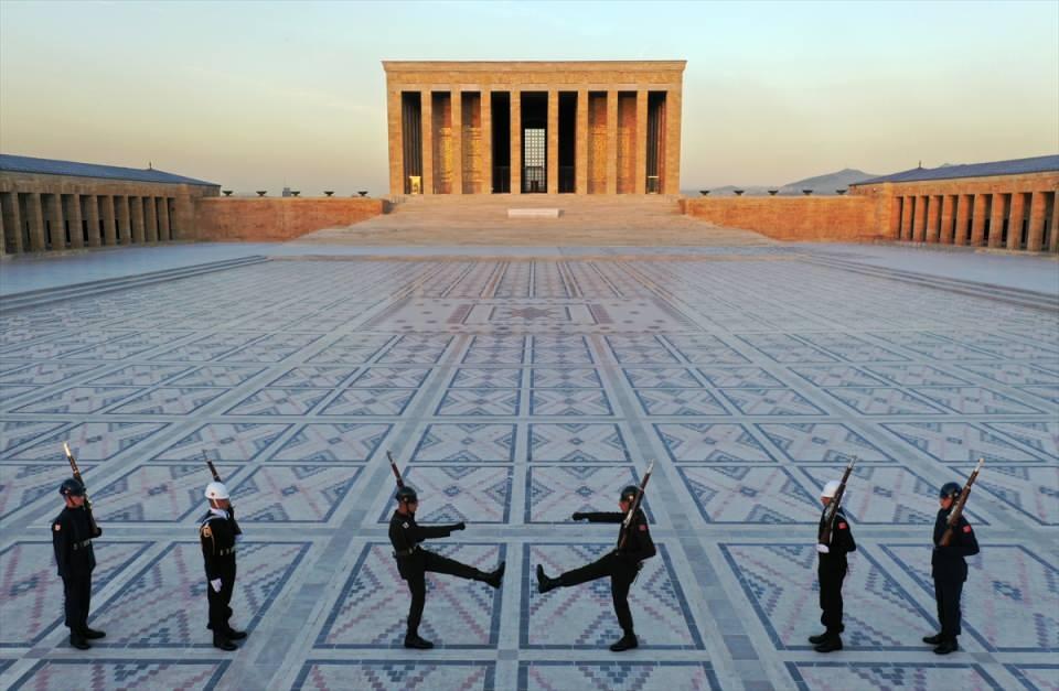 <p>Nazmi Cemal mektuplarında şöyle diyor:</p>

<p>"Atatürk'e karşı pek derin bir sevgi ve saygıyla bağlı bulunduğumdan yapılmasına başlanılan Atamızın mübarek kabrine rekz edilmesi için üstat ve mahir mühendislerim tarafından imalathanemde hususi bir surette yaptırdığım sancak direğini hiçbir maksat beklemeksizin sırf bir hizmet iştiyakı ile bir hediye olmak üzere bütün masarifatı ve sigortası tarafımdan verilmek şartıyla anavatana göndermek azmindeyim. Bütün teferruatıyla bu sancak direğinin emsali Avrupa'nın bilaistisna hiçbir tarafında mevcut değildir. Büyük Atamızın şerefine dünyadaki ulu şöhretine layık bir tarzda ve tensip ettiğiniz vech üzere imal edilmektedir. Hediyemin kabulünden dolayı hissettiğim sevincimi tariften acizim."</p>

<p> </p>
