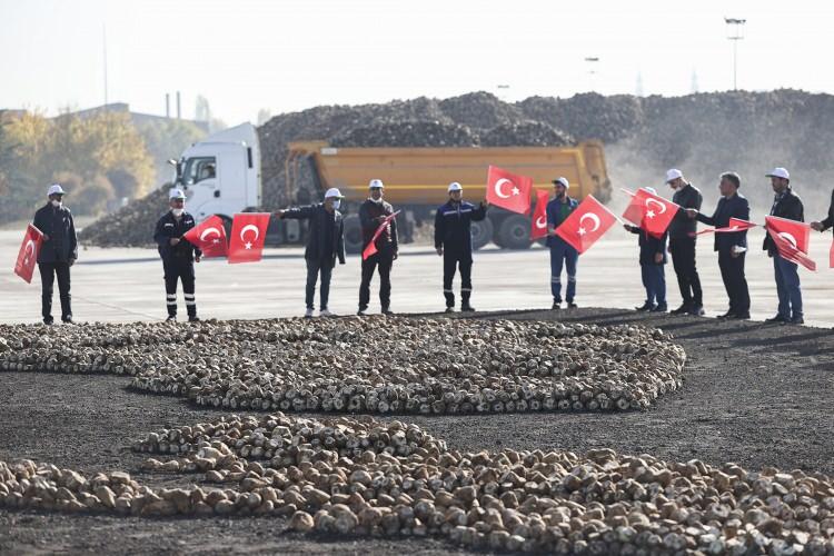 <p>Volkan Sekreter ve Selçuk Sekreter, Ankara Şeker Fabrikası'nın silo bölümünde 500 metrekarelik açık alana yapılması planlanan silüetin çizimlerini önce bilgisayarda, ardından da kömür kalemlerle söz konusu alanda yaptı.</p>
