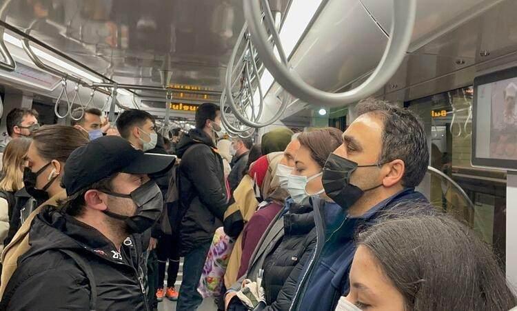 <p>İstanbul'da Üsküdar - Çekmeköy metrosunda saat 09.05'te vatandaşlar saygı duruşunda bulundu.</p>
