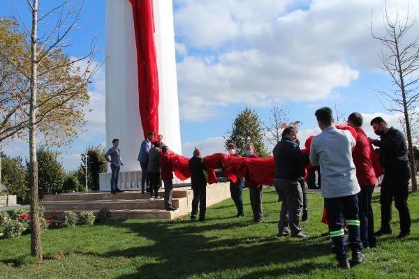 <p>Bakan Karaismailoğlu, konuşmasına Mithat Cemal Kuntay'ın, "Bayrakları bayrak yapan üstündeki kandır. Toprak, eğer uğrunda ölen varsa vatandır." dizeleriyle son verdi.</p>
