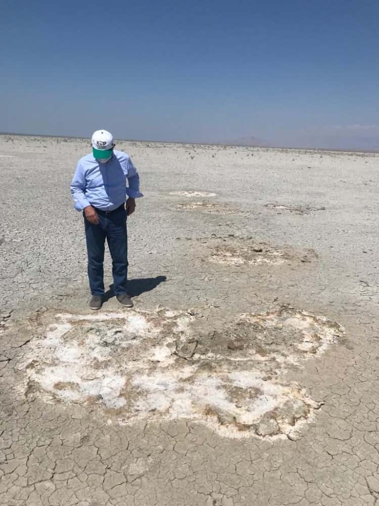 <p>Çalışmanın, Meteoroloji Genel Müdürlüğünün verileriyle desteklenen iklimsel verilerde yoğunlaştığını dile getiren Nalbantçılar şunları söyledi:</p>

<p> </p>

<p> "Veriler incelendiğinde 1940'lı yıllardan bugüne bölgede yağışların yıllık toplam 950 milimetreden, ortalama 650 milimetre düzeyine düştüğünü, son yıllarda ise bu oranın 450-500 milimetreye indiğini tespit ettik. Buna paralel iklimsel olarak sıcaklıkla ilgili çalışmada bölgede 0,5 santigrat derecelik artışın da ilave yük olarak geldiğini tespit ettik. Tabii bu sıcaklık artışı 354 kilometrekarelik gölün yüzeyinde meydana gelen buharlaşma miktarını da artırıyor. Bu da gölün daha fazla su kaybetmesine neden oluyor. 0,5 santigratlık artış çok düşük bir artış olarak görülse de yüzey alanı geniş sığ sularda çok fazla etkili olmaktadır."</p>
