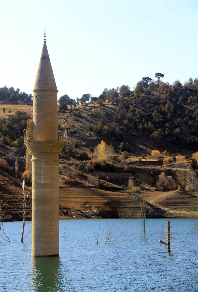 <p>Yaklaşık 50 metre yükseklikten dökülerek zemine ulaşan şelalede su akış hızı da kuraklığın etkisiyle azaldı.</p>

<p> </p>
