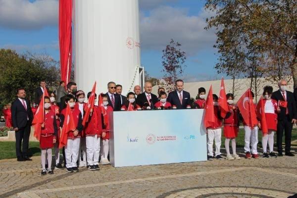 <p>EKONOMİ EKONOMİ Tam 1453 metrekare! En büyük Türk bayrağı gönderde Edirnekapı Şehitliği ve TRT Ulus Yerleşkesi'ne dikilen Türkiye'nin en uzun bayrak direkleri törenle hizmete açılırken, 115 metre uzunluğundaki direklere 1.453 metrekarelik Türk bayrakları çekildi. Tam 1453 metrekare! En büyük Türk bayrağı gönderde GİRİŞ 12.11.2021 13:39GÜNCELLEME 12.11.2021 13:40 Ulaştırma ve Altyapı Bakanlığı tarafından dikilen bayrak direklerinin açılışı için her iki yerde de tören düzenlendi. Edirnekapı Şehitliği'ndeki törende konuşan Bakan Adil Karaismailoğlu, TBMM'nin kuruluşunun 101. yıldönümünde, ülkenin en büyük bayrak direğinin Çamlıca Tepesi'ne dikildiğini anımsattı. Karaismailoğlu, Çamlıca Tepesi'nde hizmete açtıkları Türkiye'nin en yüksek binasının yanına 111 metre yüksekliğindeki 1.000 metrekarelik bayrağın göndere çekildiğini anımsatarak, "Bugün de Edirnekapı Şehitliği ve TRT Ulus Yerleşkesindeki 115 metrelik rekor yüksekliğe sahip bayrak direklerimizin açılışlarını gerçekleştiriyoruz. Bayraklarımızın her biri tam 1.453 metrekaredir." diye konuştu. Bayrakların, ülkelerin en kıymetli sembolleri olduğunu dile getiren Karaismailoğlu, "Bizimki gibi, tarihi mücadelelerle geçen ülkeler için bağımsızlığın, şehit kanlarıyla ağır bedeller ödenerek kazanılan her bir karış toprağı anlatırlar. Bayrağımız, zincir vurulmak istenen bir milletin şahlanışının en güzel sembolüdür." ifadelerini kullandı. Düne kadar ülkenin güvenliği için kullanılan savunma unsurlarında dahi dışarıya bağımlı olduklarını ifade eden Karaismailoğlu, bu tablonun AK parti iktidarıyla değiştiğini, artık yerli ve milli üretim kabiliyetini her alanda kullanan, kimseden izin almayan, dünyanın en büyük 10 ekonomisi arasına girmek için dev yatırımlarını hayata geçiren bir Türkiye bulunduğunu söyledi. "Ay-yıldızlı bayrağı dev projelerde de dalgalandırıyoruz" Bakan Karaismailoğlu, Arif Nihat Asya'nın "Bayrak" şiirinden bazı dizeleri okumasının ardından, sözlerini şöyle sürdürdü: "Edirnekapı Şehitliği ve TRT Ulus Yerleşkesi'nde bulunan 115 metrelik rekor yüksekliğe sahip bayrak direklerinin her birinin ağırlığı 103 tondur. Bayrak direklerinin alt çapı 349 santimetre, üst çapı ise 95 santimetredir. Toplam temel ağırlıkları 633 tonu aşmaktadır. Direk bileşenleri, kaynaksız geçmeli sistem olarak tasarlandı, direk içinden merdivenle yukarı çıkılabiliyor. Bayraklarımız göndere elektrikli motor sistemiyle çekiliyor." Karaismailoğlu, 1453'te İstanbul'un fethinde surlara diktikleri bayrağın uğruna 1915'te Çanakkale'de feda olduklarını, Kahramanmaraş'ın, Şanlıurfa'nın, Gaziantep'in ve İzmir'in kurtuluşlarında dalgalandırdıklarını, 15 Temmuz hain darbe girişiminde hiç yere düşürmediklerini söyledi.</p>