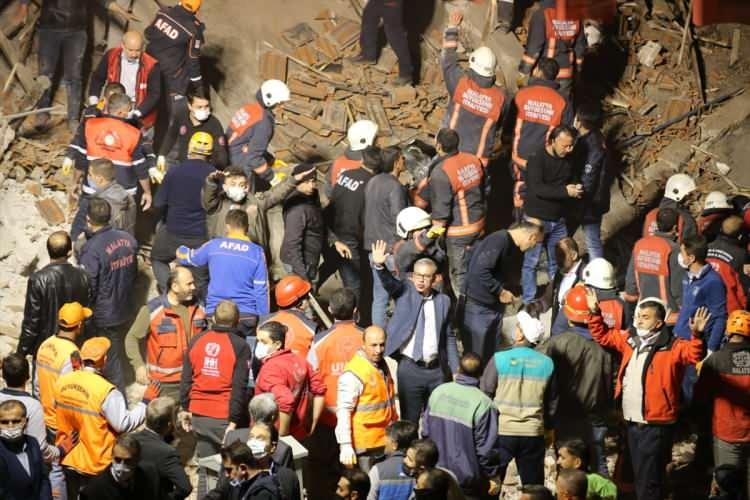 <p>AFAD: Malatya'da çöken bina enkazından şu ana kadar 13 vatandaşımız yaralı olarak çıkarılarak hastaneye sevk edilmiştir. </p>
