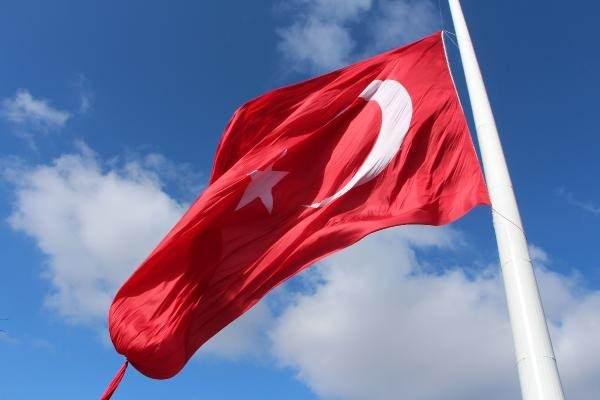 <p>Karaismailoğlu, Çamlıca Tepesi'nde hizmete açtıkları Türkiye'nin en yüksek binasının yanına 111 metre yüksekliğindeki 1.000 metrekarelik bayrağın göndere çekildiğini anımsatarak, "Bugün de Edirnekapı Şehitliği ve TRT Ulus Yerleşkesindeki 115 metrelik rekor yüksekliğe sahip bayrak direklerimizin açılışlarını gerçekleştiriyoruz. Bayraklarımızın her biri tam 1.453 metrekaredir." diye konuştu.</p>
