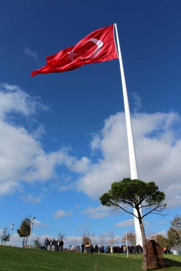 <p>Edirnekapı Şehitliği ve TRT Ulus Yerleşkesi'ne dikilen Türkiye'nin en uzun bayrak direklerine 1453 metrekarelik Türk bayrakları İstiklal Marşı eşliğinde göndere çekildi.</p>
