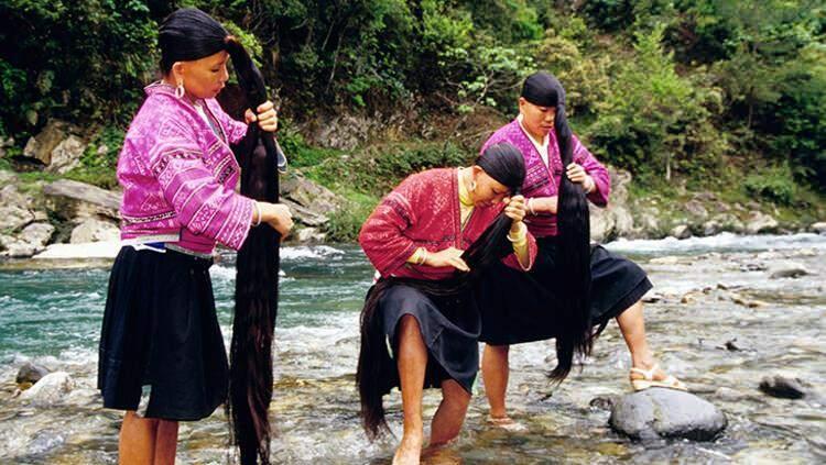<p>Çin ülkesindeki Huangluo köyünün <strong>‘rapunzel’</strong> kadınları, hiç görülmeyecek uzunluktaki saçlarıyla göze çarpıyor..</p>

<p> </p>

<p> </p>
