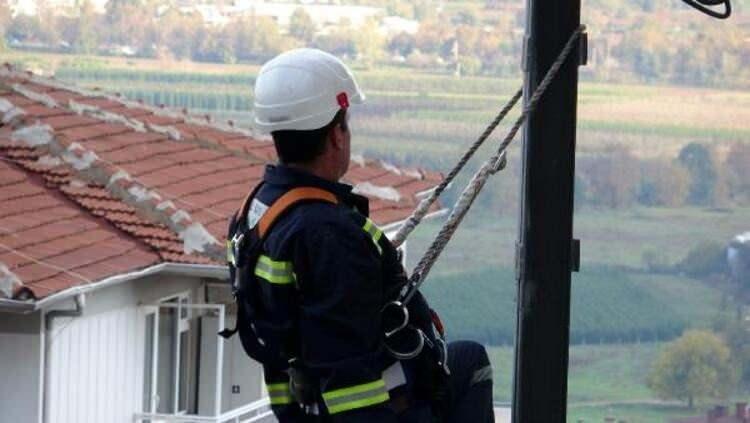 <p>ELEKTRİK DİREĞİNDE ATA'YA SAYGI DURUŞU</p>

<p>Bursa'da aydınlatma direğinde çalışan elektrik işçisi de emniyet kemerine bağlı haldeyken saygı duruşunda bulundu.</p>
