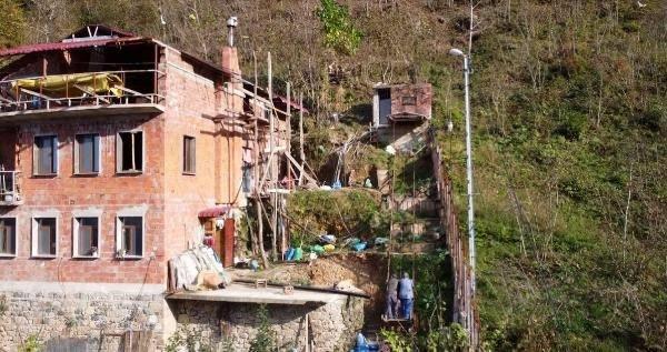 <p>Uzaktan kumandalı elektrikli vagona binen Kadıoğlu, yaklaşık 80 derece eğimli fındık bahçesinden geçerek 2,5 dakikalık yolculukla tepedeki evine inip çıkıyor. Kadıoğlu, yavaş kalkış, hız kontrol ve ani fren sistemleri de entegre ettiği vagonla misafirlerini de evine taşıyor.</p>