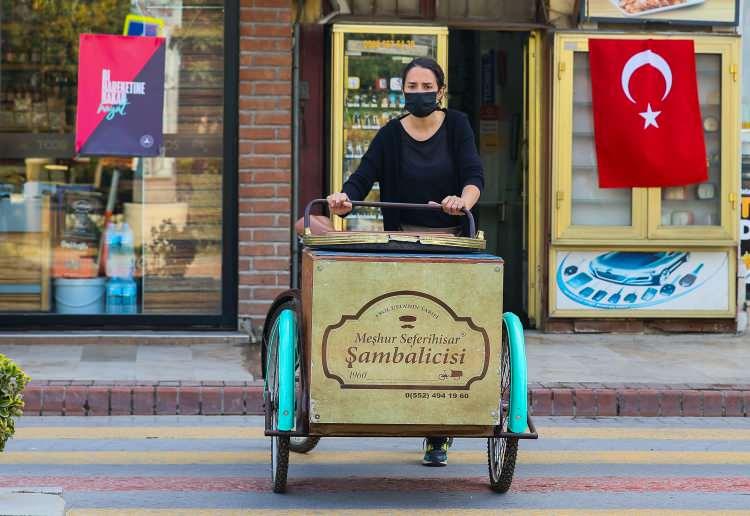<p>Hem dededen hem de müşteriden onay aldı</p>

<p>Bir müddet sonra hamurdan şerbete kadar her aşamasını kendi yapar hale geldiğini belirten Şenüstek, ilk yaptığı tepsiyi dedesinin satışa çıkardığını ifade etti.</p>
