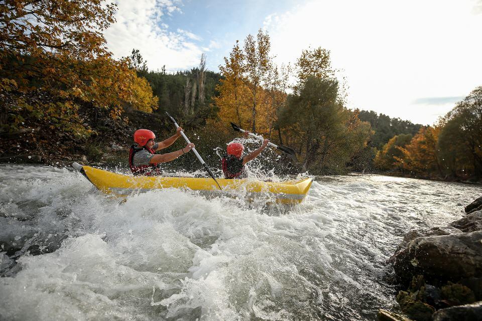 <p>Rafting parkuru oluşturarak hem bu sporu sevenleri hem de doğa tutkunlarını konuk ettiklerini belirten Aykurt, kısa sürede 1500 kişiyi burada ağırladıklarını dile getirdi.</p>

<p> </p>
