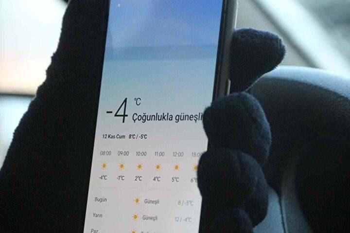 <p>Erzurum'da hava sıcaklığının düşmesiyle gece termometreler eksi 7'iyi gösterdi. Sabah saatlerinde işe ve okula gitmek için evlerinden çıkan Erzurumlular, araçlarının camlarının buzla kaplı olduğunu gördü.</p>
