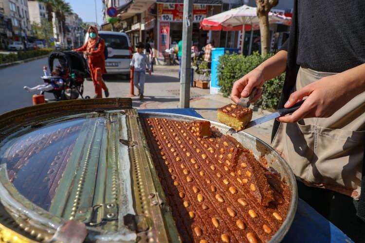 <p>Tatlı tezgahının başından hiç ayrılmadığını anlatan Şenüstek, şöyle konuştu:</p>

<p>"Beni tezgahta gören tanıdıklar 'Sen okumadın mı' diye soruyordu. Ben de mühendis olduğumu söylüyorum. Neden bu işi yapıyorsun diye soruyorlar. Benim amacım bu lezzeti sürdürmek. Sadece para kazanmak değil, manevi boyutu da var. İlk seyyara çıktığımızda yemeden önce 'Erol usta gibi kimse yapamaz' diyenlere halen şambali satıyoruz. Salgından dolayı bir müddet seyyara çıkamadık. Bu süreçte internet üzerinden satış yapmaya başladık. Türkiye'nin her noktasına gönderiyoruz. Dedemden tatlının yanında sattığı dondurmanın da tarifini aldım. Bu yıl dondurma üretmeye başladık. Tamamen doğal ürünleri kullanarak. İlçenin mandalinasından da dondurma üretmek için yola çıktık ve başardık. Hedefim bir gün bu dükkanın önünde metrelerce kuyruk görmek. Bunun da çok kısa zamanda olacağına inancım tam."</p>
