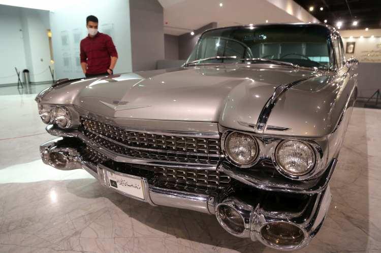 <p>İran Şahı Muhammed Rıza Pehlevi'nin ikinci eşi Süreyya İsfendiyari Bahtiyari için de Chrysler 300 modelinden özel bir tasarım yapılmış ve süslemeleri altından işlenmiş.</p>
