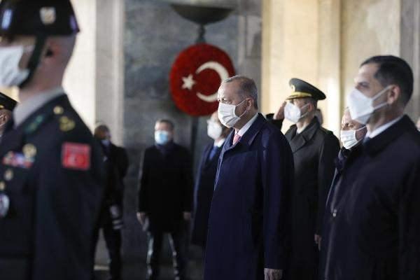 <p>Cumhurbaşkanı Recep Tayyip Erdoğan başkanlığındaki devlet erkanı, Anıtkabir'e ziyaret gerçekleştirildi.</p> 