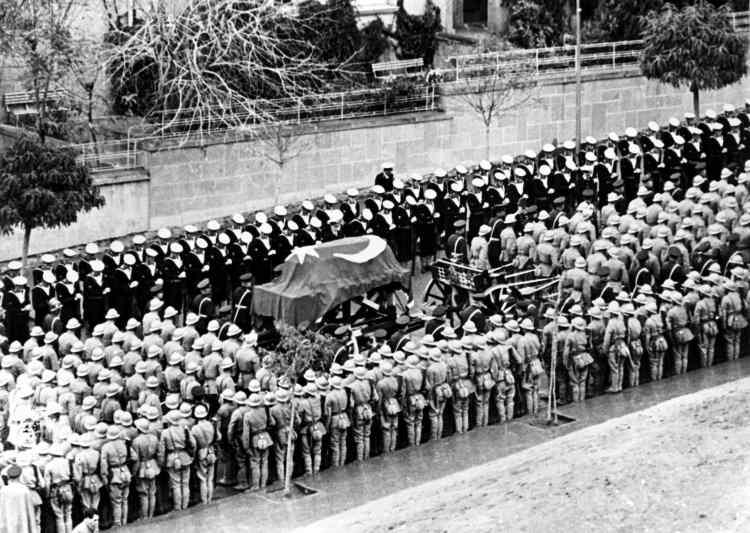 <p>Atatürk'e geçici kabir olarak ayrılan Etnografya Müzesi'ne götürülen naaş, mermer lahdin üzerine saygı ile yerleştirildi. Ata'nın naaşı, Anıtkabir yapılıncaya kadar 15 yıl bu geçici kabirde kaldı. 15 Kasım 1953'te Büyük Kurtarıcı'nın naaşı, yine gözyaşları arasında ebedi istirahatgahı Anıtkabir'e götürüldü.</p>
